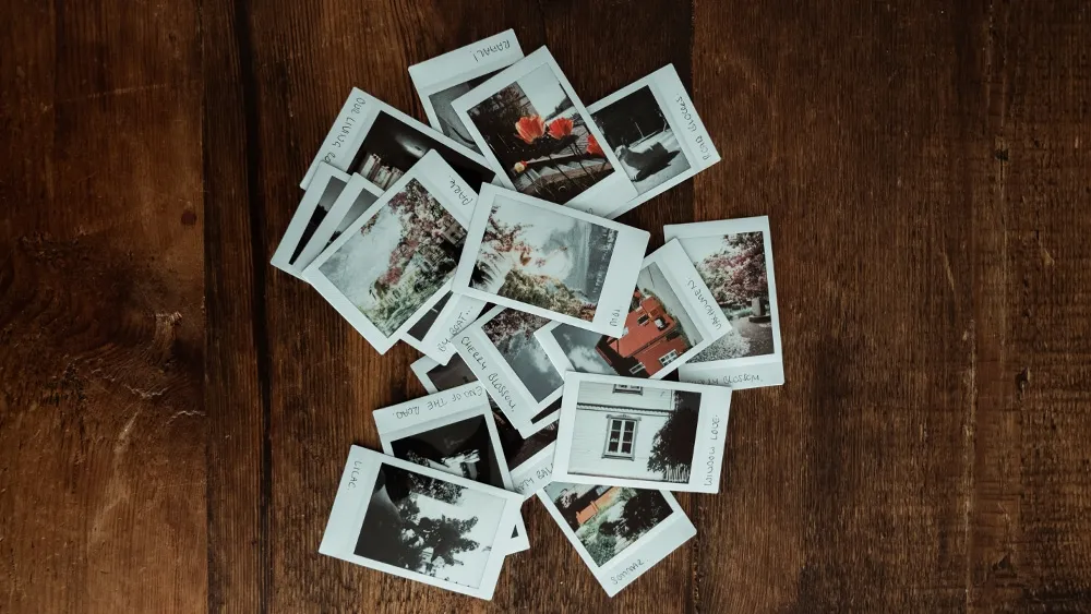 Fotografier på bord til teamøvelsen fotobingo.