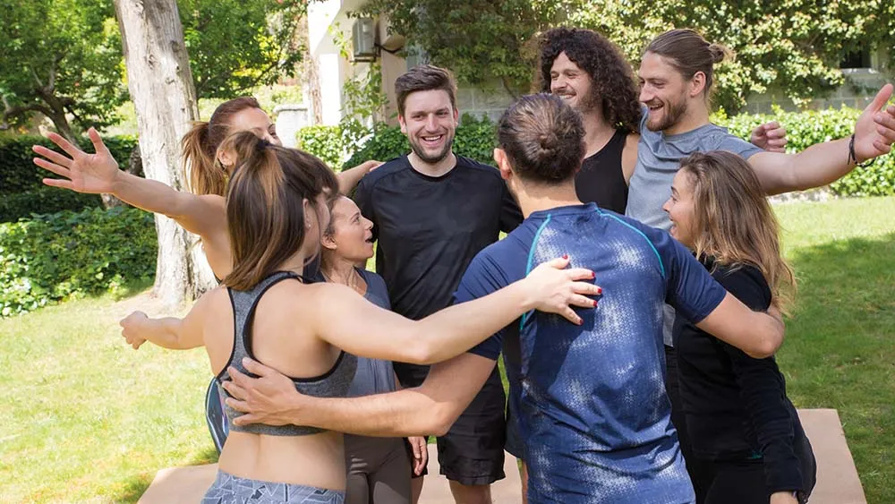 Mennesker omfavner hinanden til sjov skattejagt teambuilding.